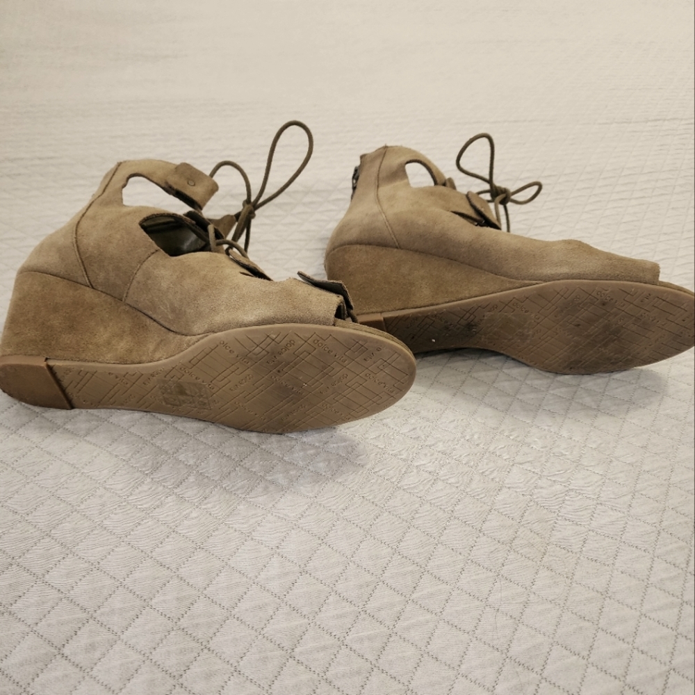 Dolce Vita size 7.5 taupe to browning color